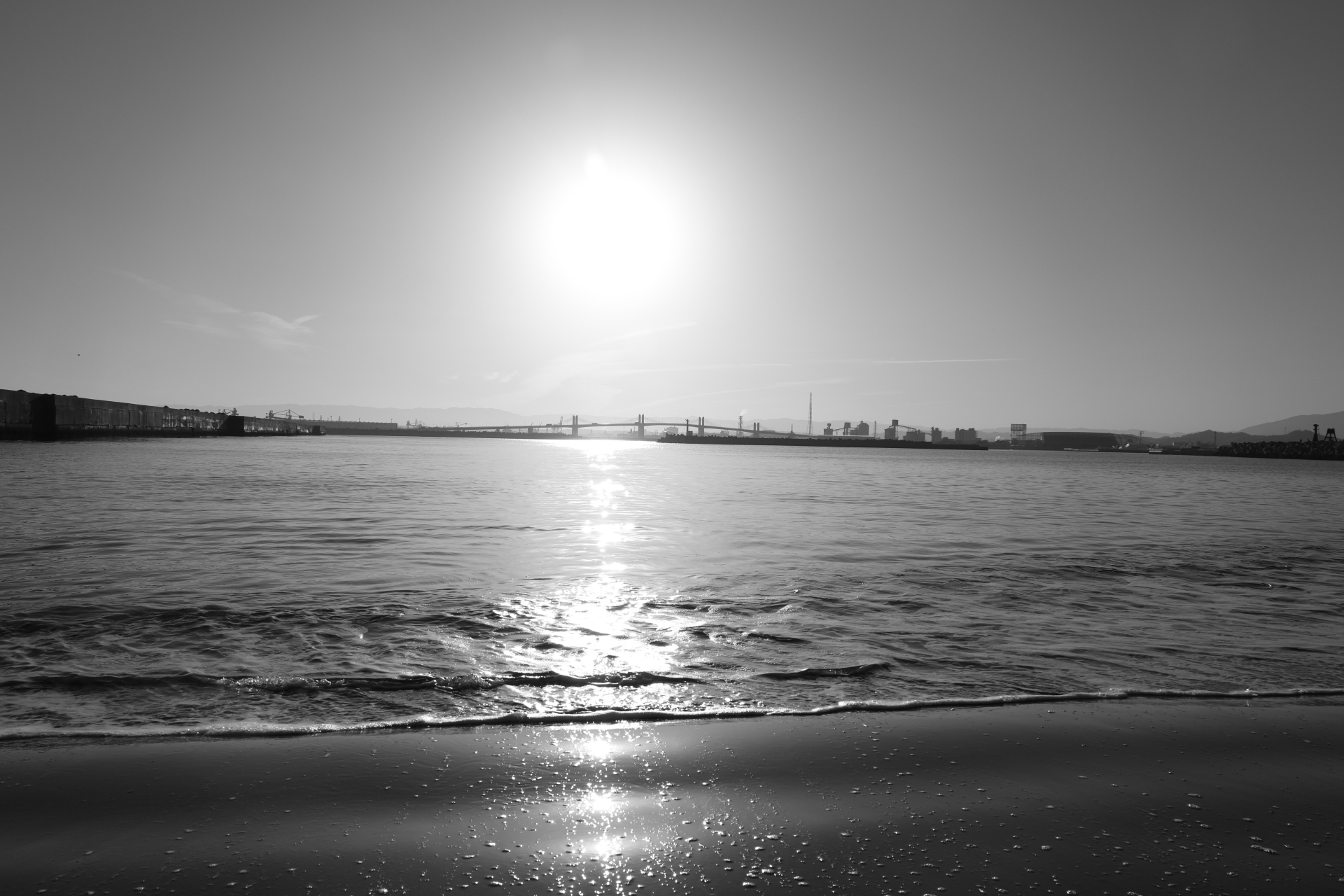 朝日が昇る海
